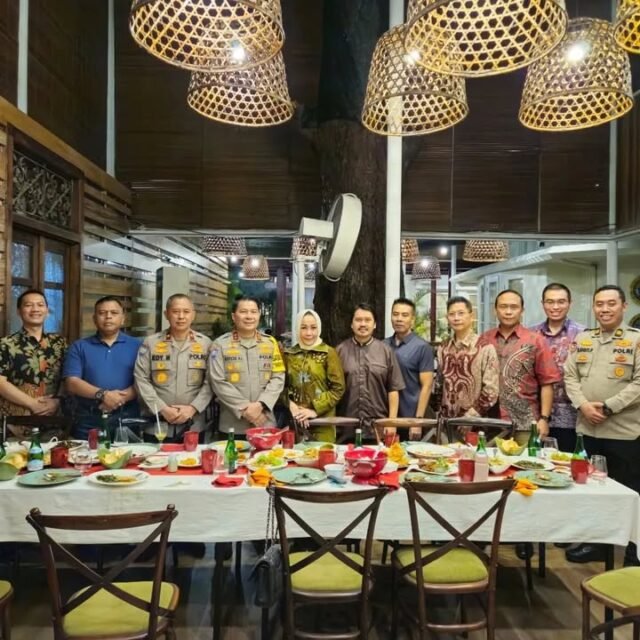 Buka bersama antara Pengurus APJATIN dengan Korbinmas Baharkam Polri untuk mempererat tali silaturahmi. 🤝🙏🏻
Turut hadir dalam agenda ini, Bp. Irjen. Pol. Roycke Harry Langie (Kakorbinmas Baharkam Polri) dan Bp. Brigjen. Pol. Edy Murbowo (Dirbinpotmas Korbinmas Baharkam Polri).
🗓 21 Maret 2024
📍Meradelima Adityawarman